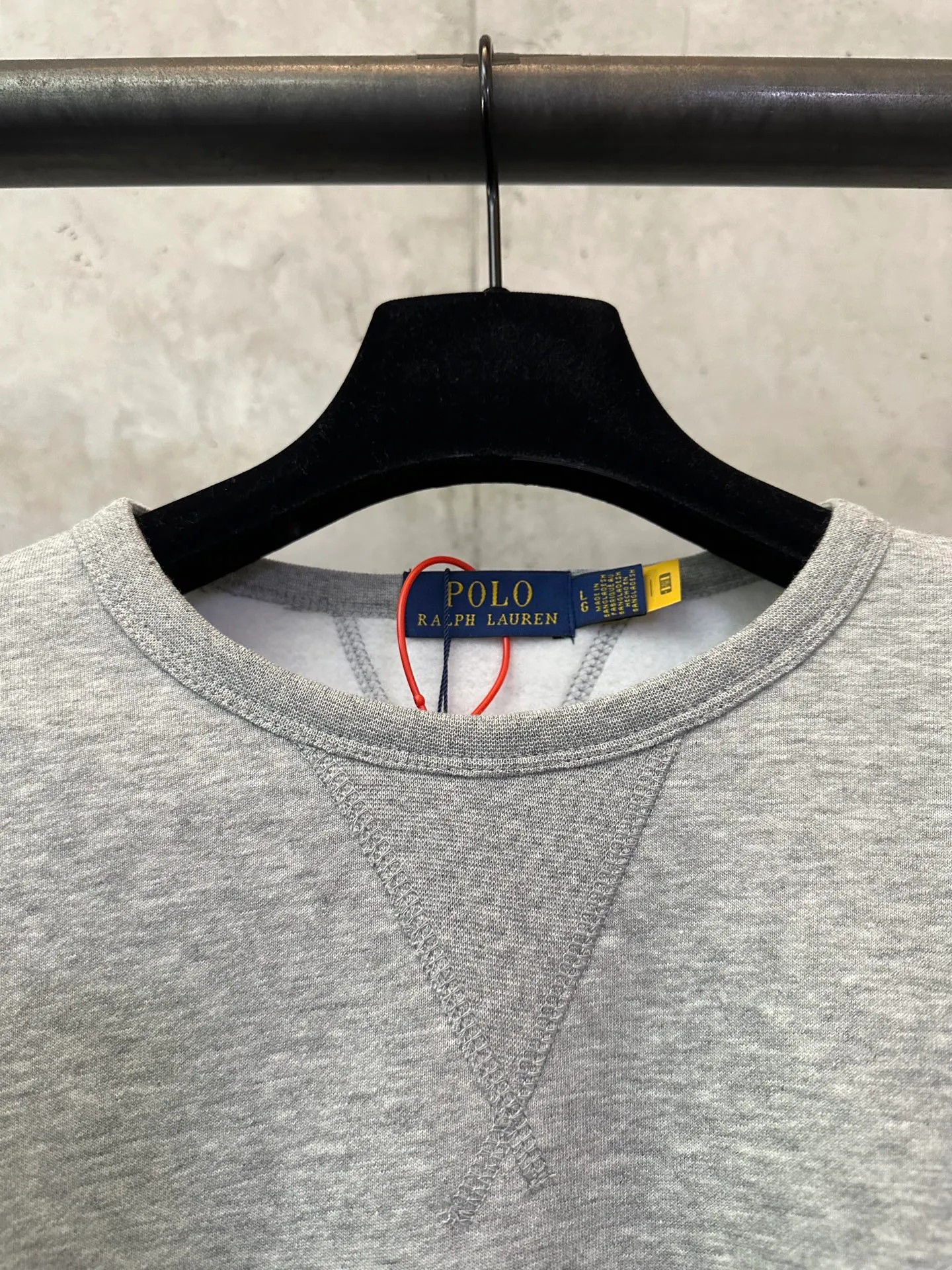 P330 Ralph Lauren logo embroidered sweatshirt. Customized cloud-like honey cotton fleece sweatshirt material. It feels delicate and comfortable against the skin. It is mainly made of deep black and is decorated with exquisite white pony logo. It is highly recognizable. Customized hardware. Thread. Accessories. Matching. Same style for men and women. -Color: Black White Blue Gray -Size: S M L XL
